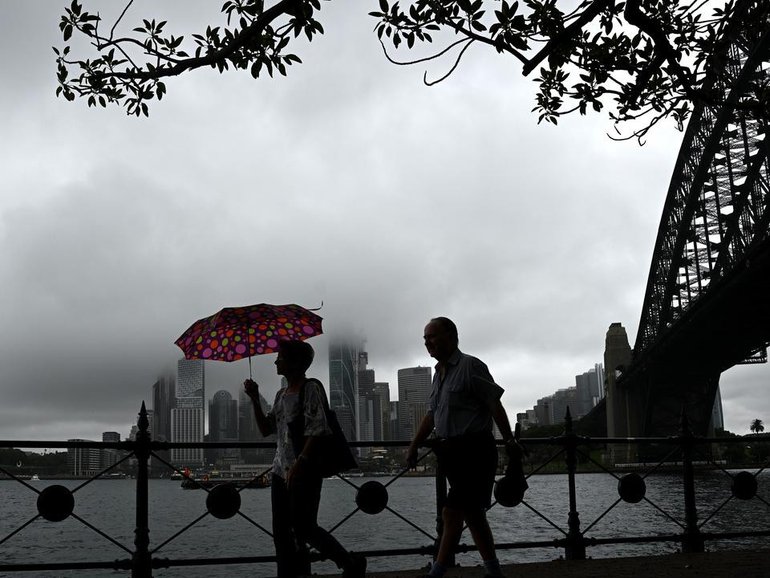 Forecasters are warning a powerful storm could bring 100–200mm of rain, damaging winds, and dangerous surf to the NSW coast, including waves of up to 13 metres in Sydney. (Dan Himbrechts/AAP PHOTOS)