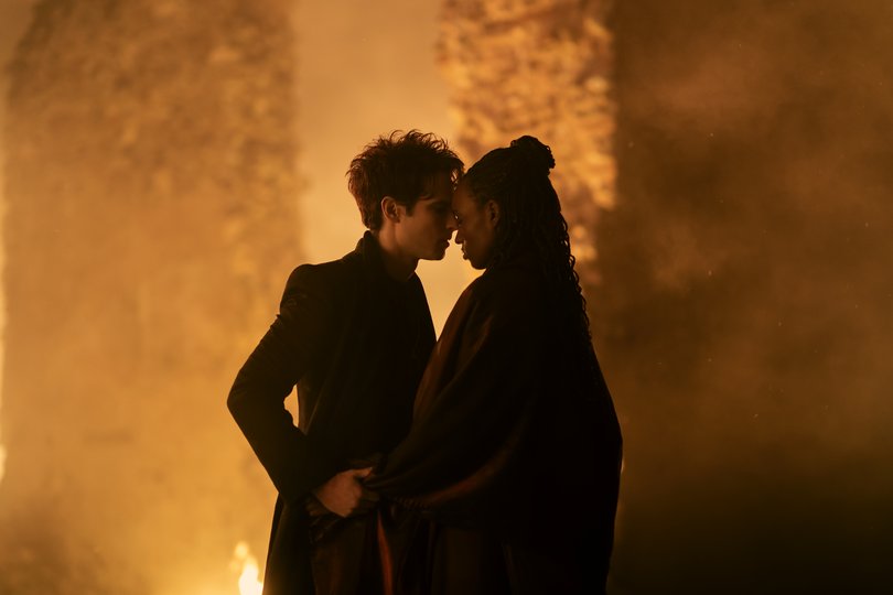 Tom Sturridge and Umulisa Gahiga in The Sandman.
