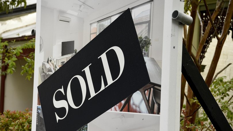 Aussies are taking out bigger loans on the back of RBA rate cuts. NewsWire / Andrew Henshaw