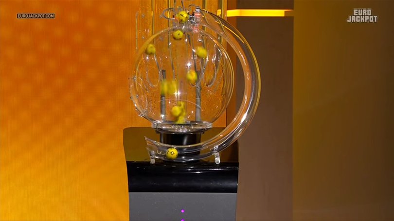 Thousands of lottery players mistakenly told they had won in $76 million jackpot draw.