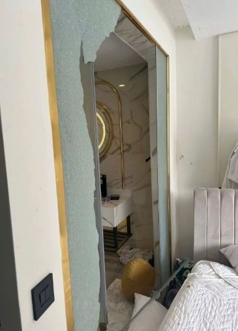 The hotel released an image of a completely shattered shower screen in the couple’s room.