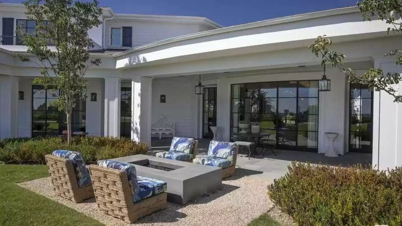 Outdoor luxury at Lopez and Affleck’s estate.