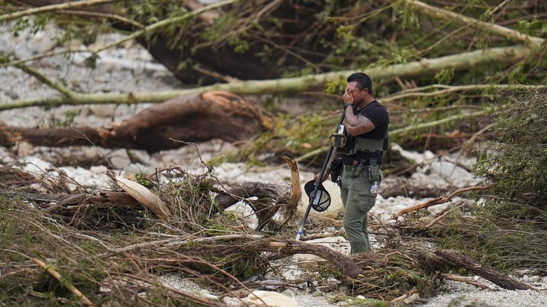 Authorities say more than 850 people wer rescued, including some clinging to trees, after flooding. (AP PHOTO)