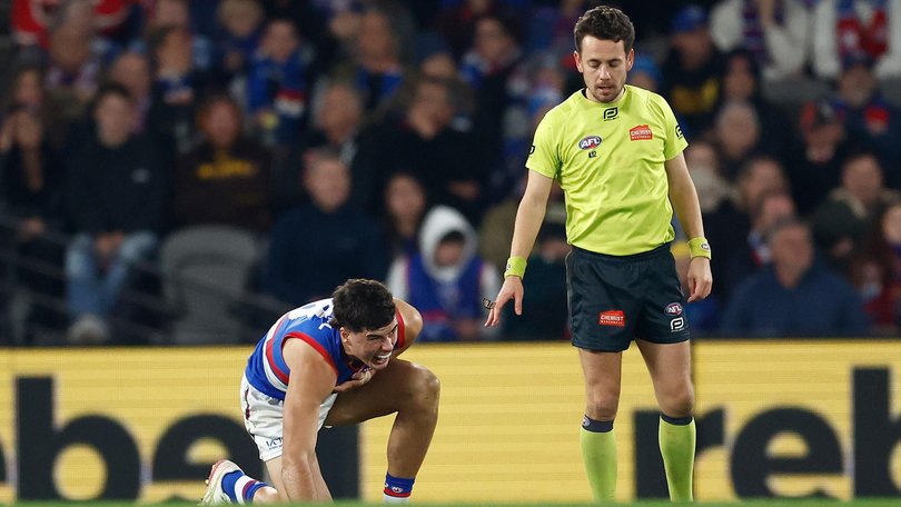 The umpire stops play as James O'Donnell of the Bulldogs recovers.