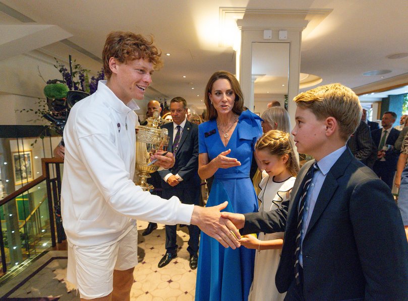 Jannik Sinner shakes hands with Prince George.