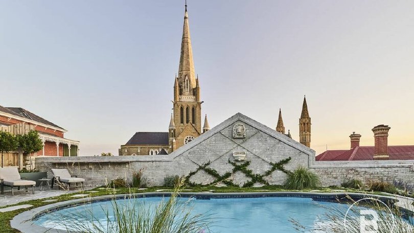 A pool with a view in Bendigo.
