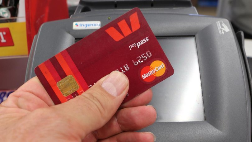 The central bank has recommended that surcharge fees on both debit and credit cards be scrapped. (David Crosling/AAP PHOTOS)
