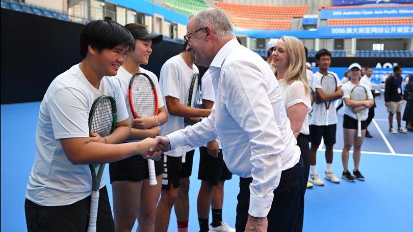 Anthony Albanese met junior tennis players in Chengdu, where he made a tournament announcement.