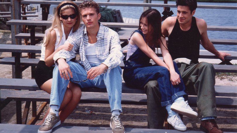 Sarah Michelle Gellar, Ryan Philippe, Jennifer Love Hewitt and Freddie Prinze Jr in I Know What You Did Last Summer.