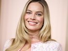 Australian actor Margot Robbie shouted London diners a round of her favourite cocktails.