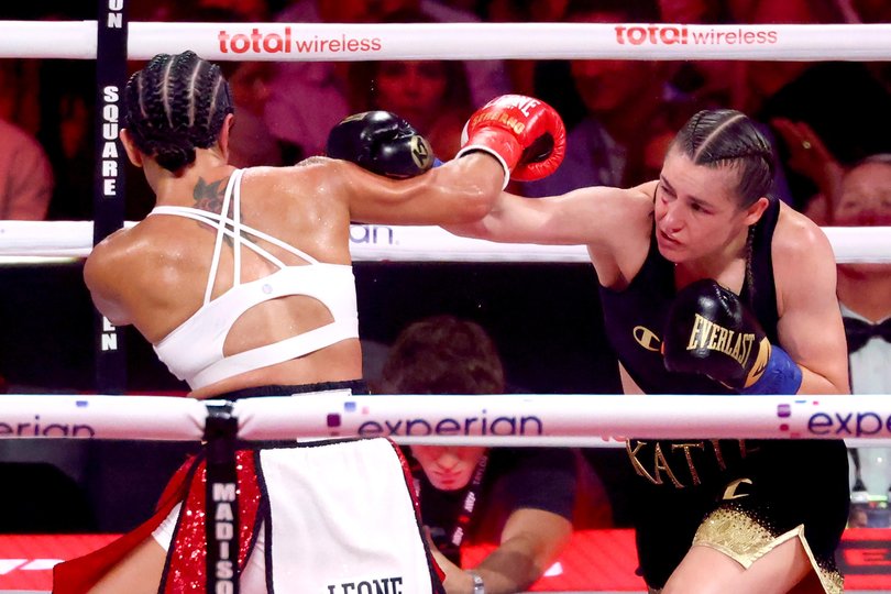 Katie Taylor (black/gold trunks) fights Amanda Serrano (white/red trunks) for the Undisputed Super Lightweight Title.