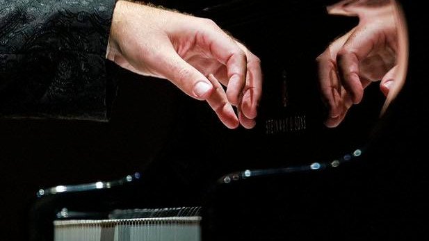 The idea that having only one hand might hold him back didn’t cross this musician’s mind.