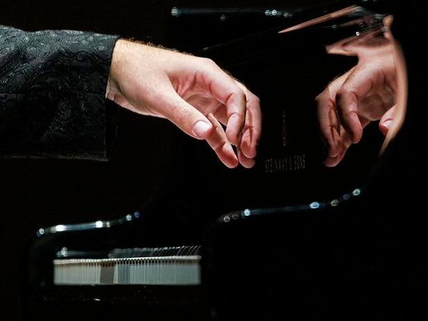 The idea that having only one hand might hold him back didn’t cross this musician’s mind.