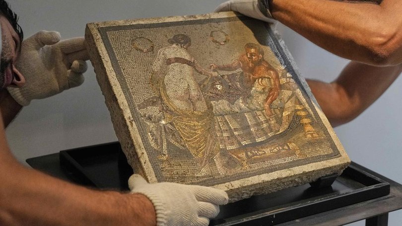 An ancient Roman mosaic depicting a half naked couple has returned to Pompeii more than 80 years.