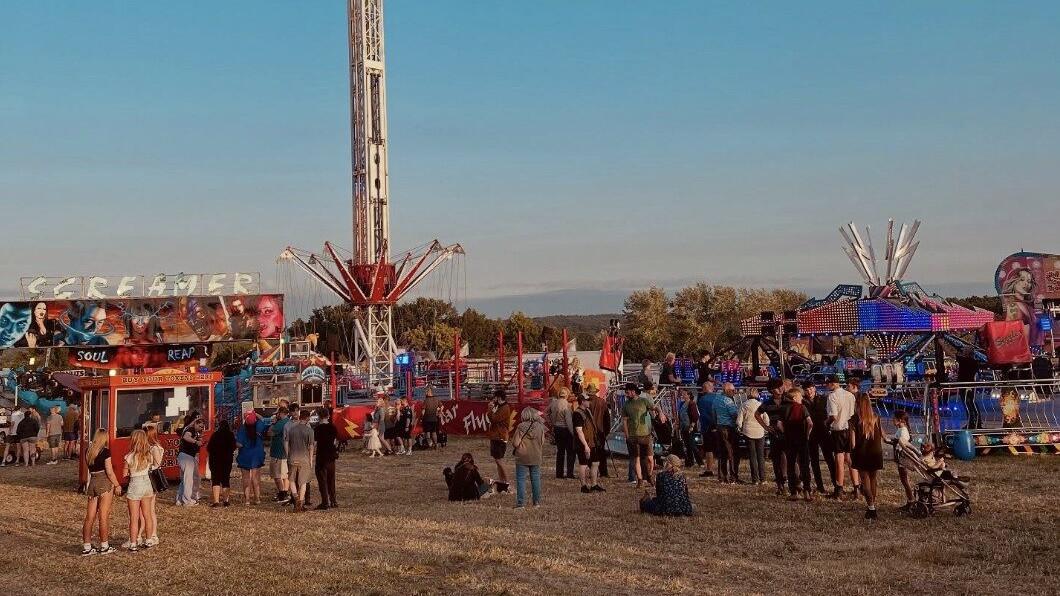 Carnival Nightmare: 18-Year-Old Girl Suffers Shocking Injury on Funhouse Ride!