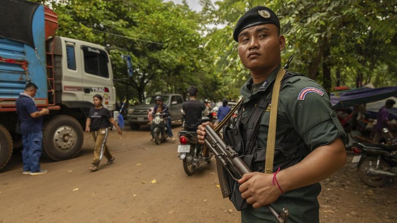 Cambodia and Thailand have agreed to hold talks in Malaysia in an attempt to negotiate an end to a conflict that has lasted four days.