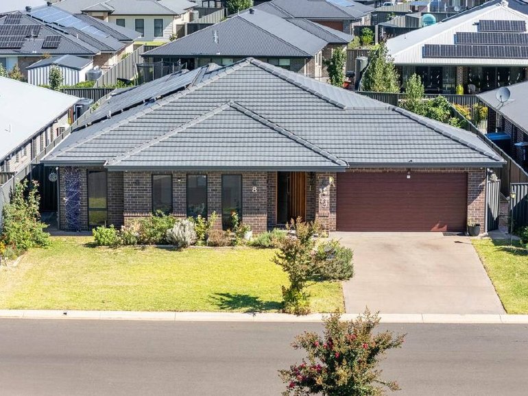 This four-bedroom freestandng home in the NSW regional city of Dubbo comes in just over the national median price.