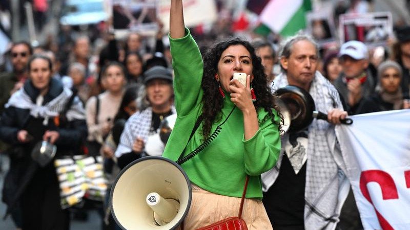 Thousands of people have permission to march across the Harbour Bridge in support of Palestine.