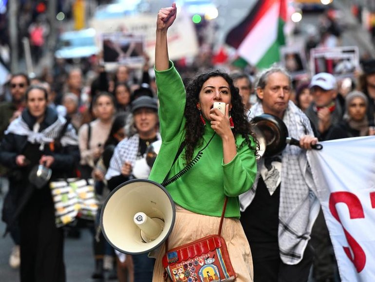 Thousands of people have permission to march across the Harbour Bridge in support of Palestine. 