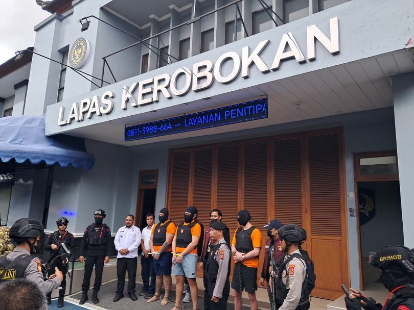 The Australian trio being held as murder suspects in Bali have been transferred to the island’s notorious Kerobokan Prison.