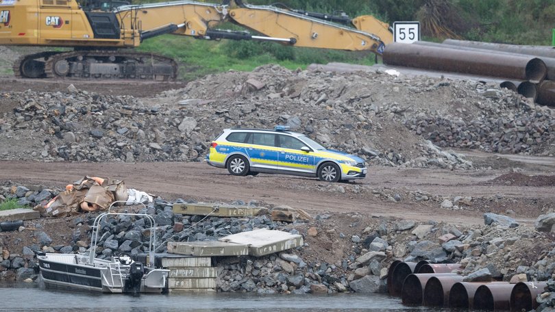 A police vehicle stands on the construction site at the demolished Carola Bridge on the Neustadt side of the Elbe. Another bomb from the Second World War has been found during clearance work on the former Elbe crossing.