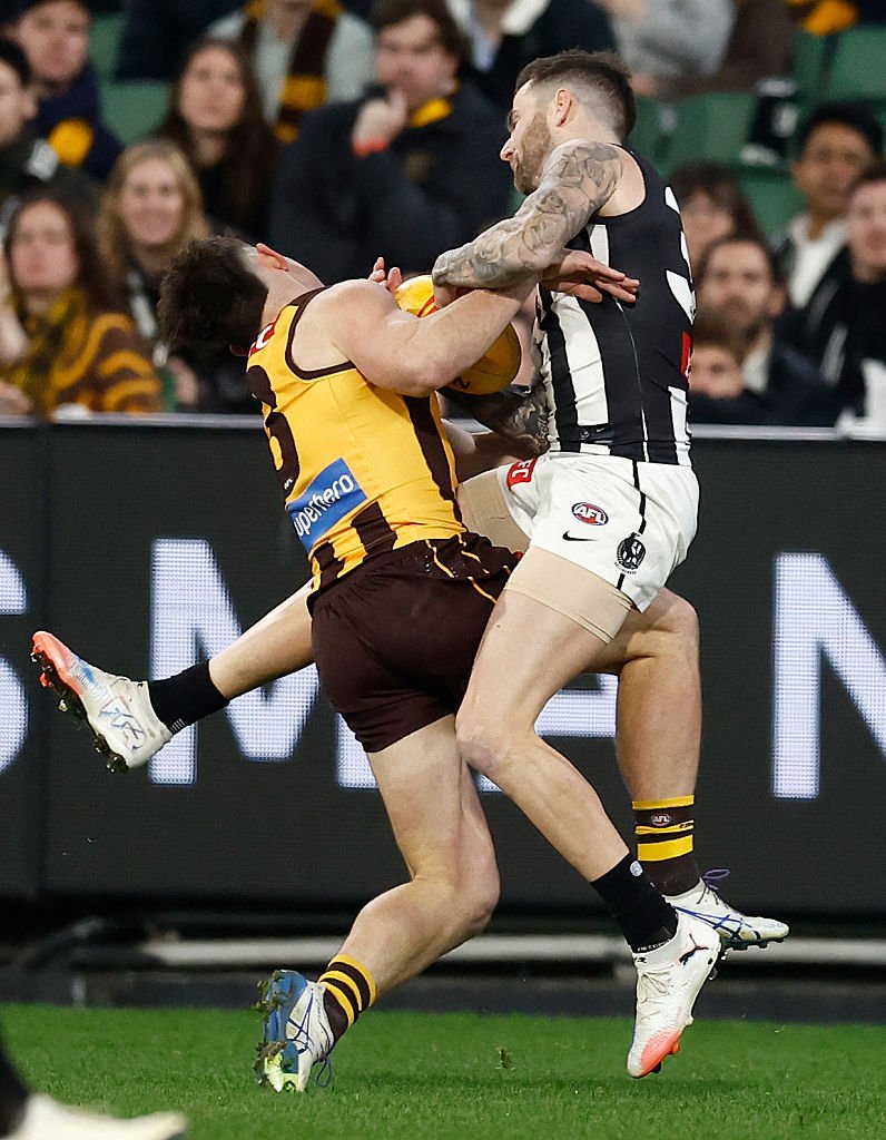 Newcome and Howe clashed heads in a sickening collision.