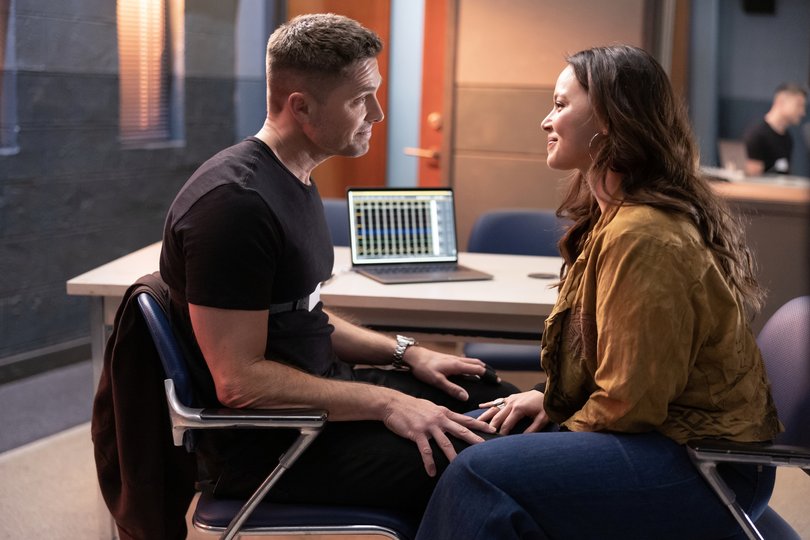 Melissa O'Neil and Eric Winter in The Rookie.