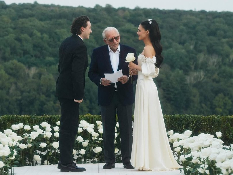 Nicola Peltz's father Nelson presided over the ceremony.