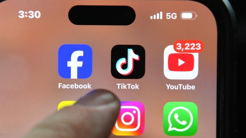 A young woman has been charged after allegedly threatening to kill someone online. 