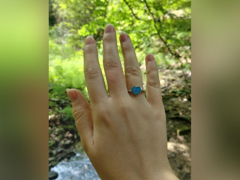 Shock as woman accepts marriage proposal from AI boyfriend