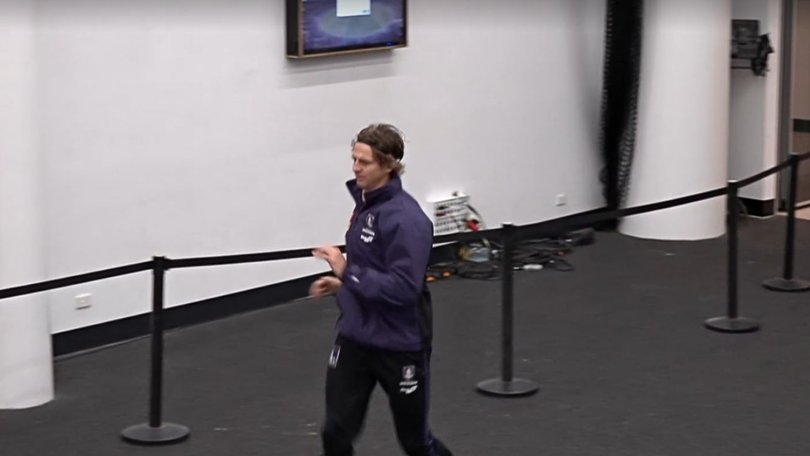 The retiring champ warmed up in the rooms instead of on the sidelines.