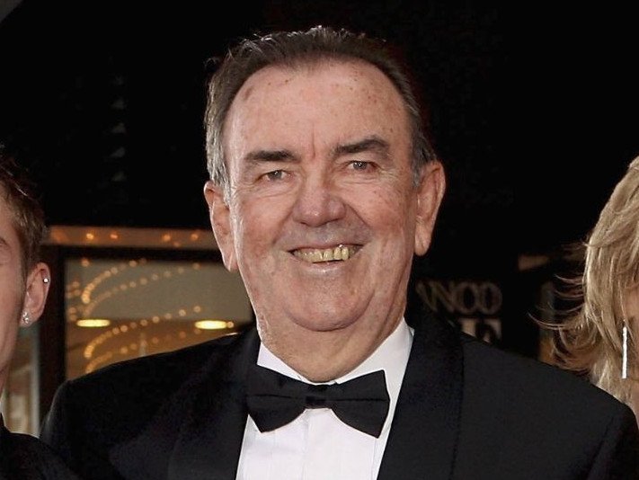 Australian cricket legend Bob Simpson has died at the age of 89.