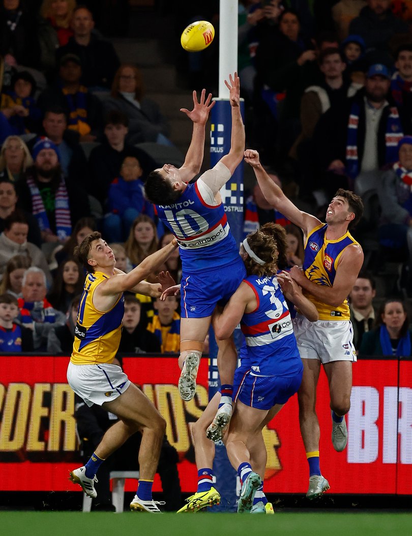 Sam Darcy looks to mark.