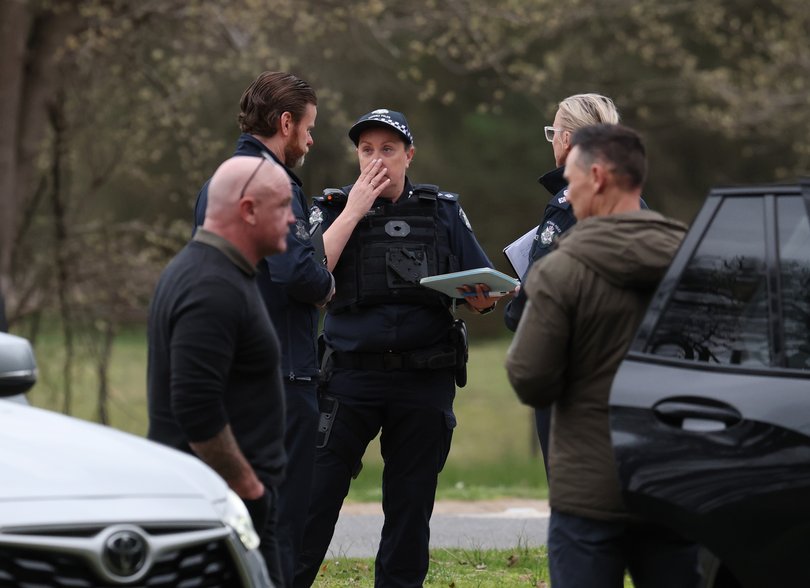 POREPUNKAH, , AUSTRALIA - NewsWire Photos AUGUST 26 2025. Police Shooting Porepunkah. Police Officers at the entrance to Mount Buffalo rd.
Picture: NewsWire / David Caird