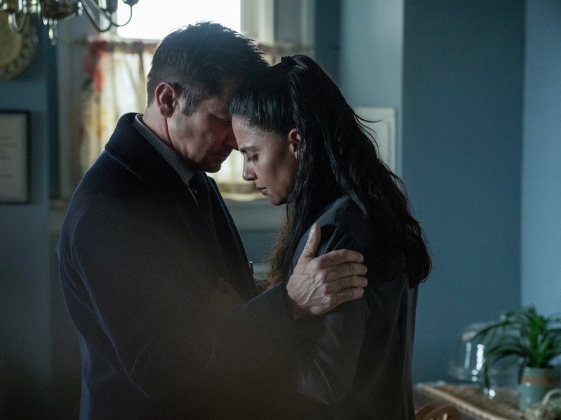L-R: Jeremy Renner as Mike McLusky and Nishi Munshi as Tracy McLusky in Mayor of Kingstown. 