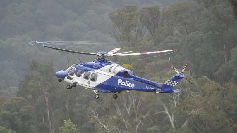 Conditions are forecast to deteriorate as police hunt a fugitive accused of killing two officers. (Simon Dallinger/AAP PHOTOS)
