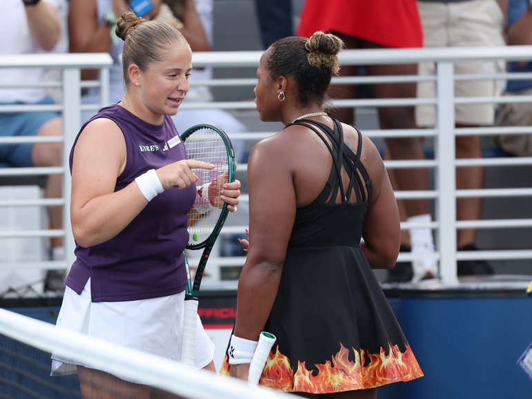 Jelena Ostapenko  argues with Taylor Townsend.