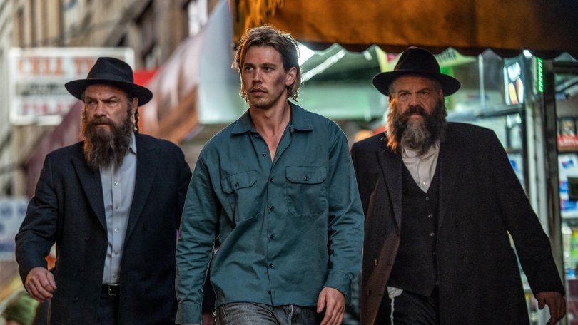 Hank (Austin Butler, centre) with Lipa (Liev Schreiber, left) and Shmully (Vincent D'Onofrio) in Caught Stealing. 