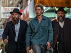 Hank (Austin Butler, centre) with Lipa (Liev Schreiber, left) and Shmully (Vincent D'Onofrio) in Caught Stealing. 