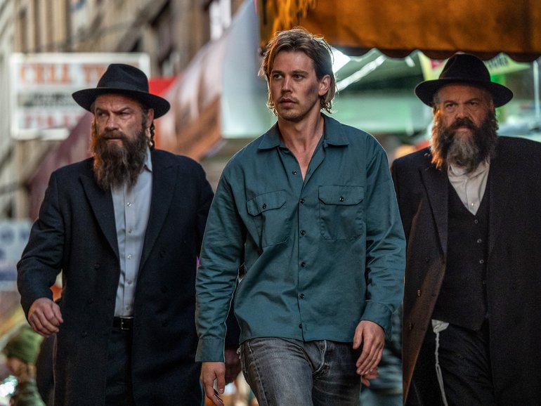Hank (Austin Butler, centre) with Lipa (Liev Schreiber, left) and Shmully (Vincent D'Onofrio) in Caught Stealing. 