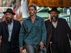 Hank (Austin Butler, centre) with Lipa (Liev Schreiber, left) and Shmully (Vincent D'Onofrio) in Caught Stealing. 