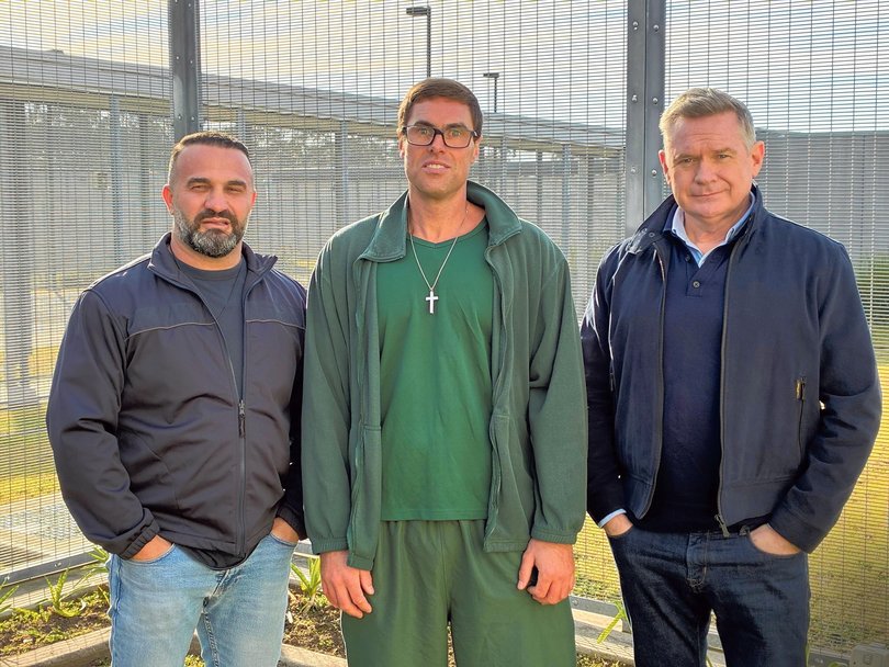  Michael Usher with Danny Abdallah and Samuel Davidson in Channel 7’s Spotlight interview. Opposite page: David Warner faces the press after Sandpapergate. Main picture: Spotlight/7NEWS