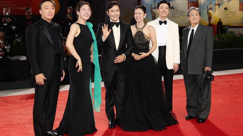 Lee Sung-min, Yeom Hye-ra, Lee Byung-hun, Son Ye-jin, Park Hee-soon and Park Chan-wook on the red carpet at the Venice premiere.