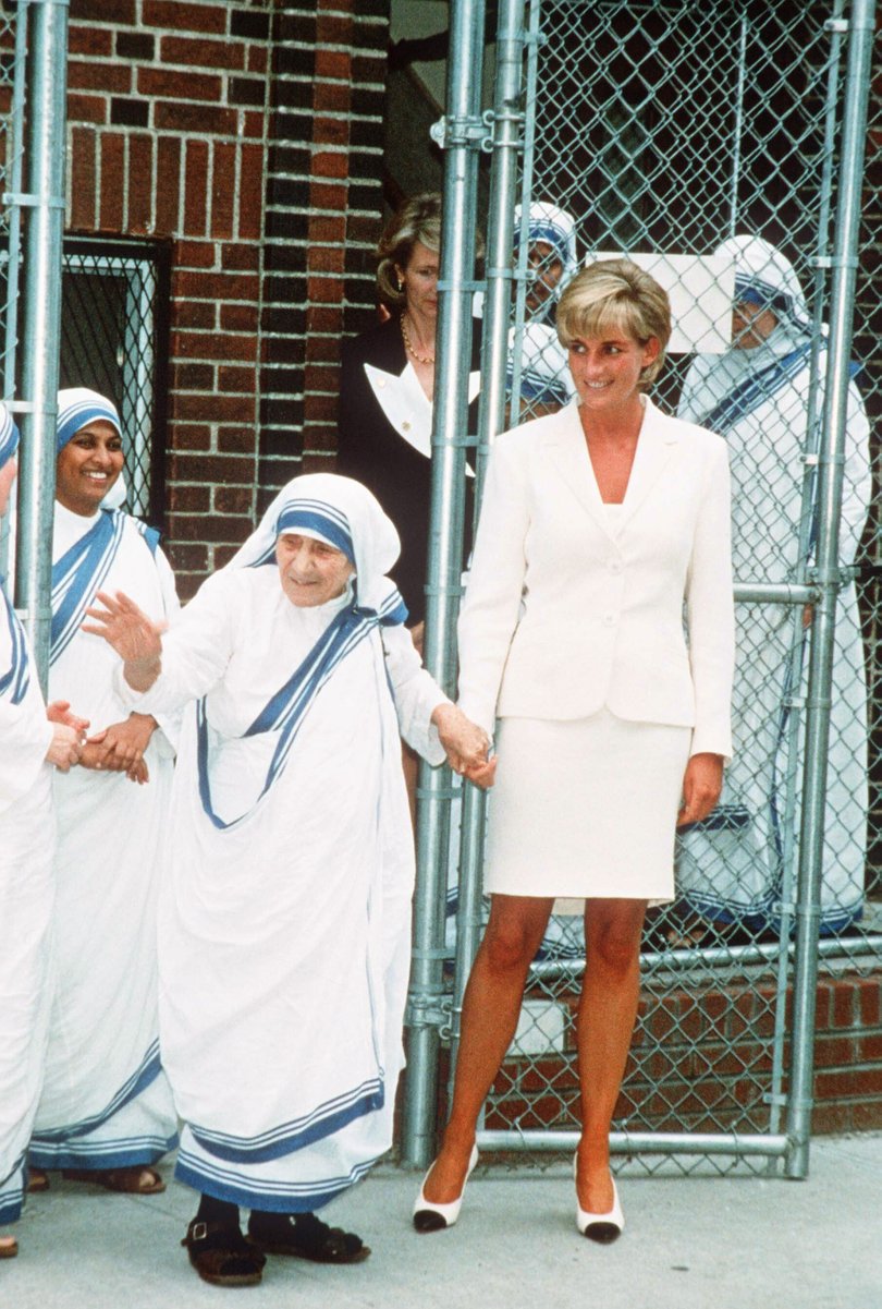 Princess Diana meeting Mother Thersea in New York on June 18, 1997. 