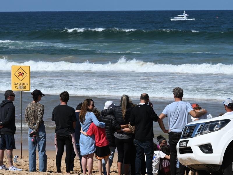 Police have closed Sydney's northern beaches after a man was fatally attacked by a shark. (Dean Lewins/AAP PHOTOS)