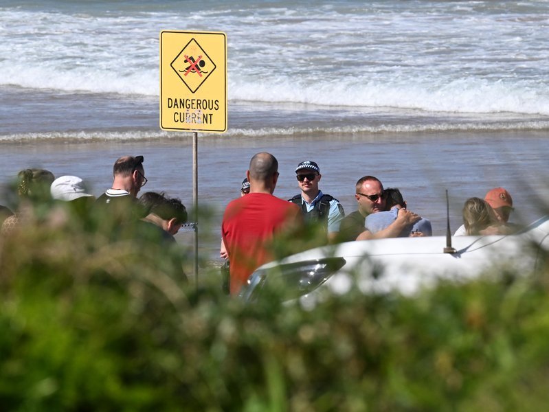 Police have closed Sydney's northern beaches after a man was fatally attacked by a shark. (Dean Lewins/AAP PHOTOS)