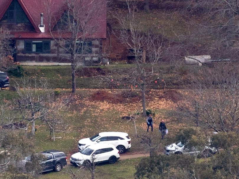 Police have scoured Dezi Freeman’s home in Porepunkah to search for him.