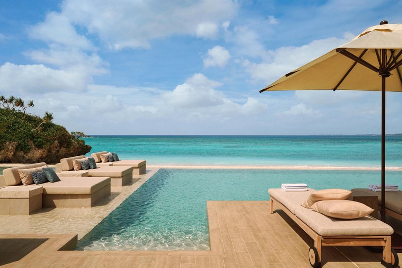 The scenery gives a feeling of being almost completely surrounded by Miyakojima’s vivid turquoise waters. 