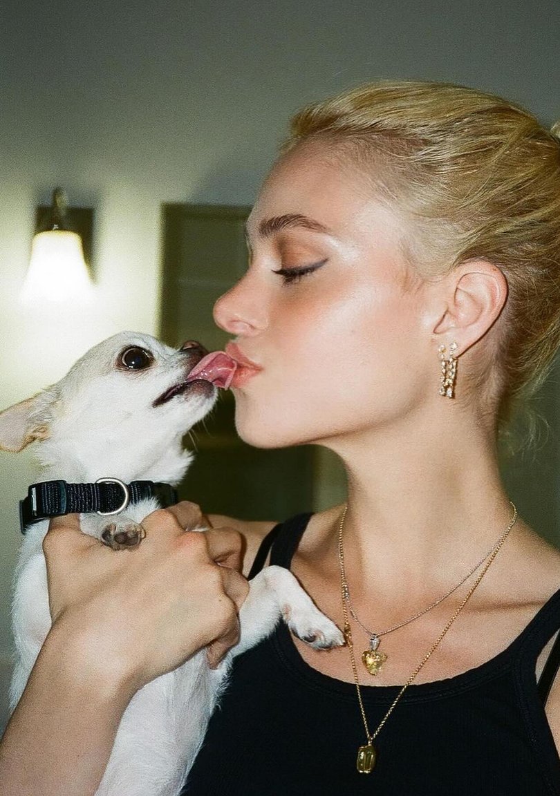 Nicola Pelz Beckham kissing her dog Nala.