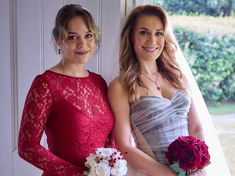Abigail Fowler (Hailey Pinto) and Eden Fowler (Stephanie Panozzo) look pretty as a picture.